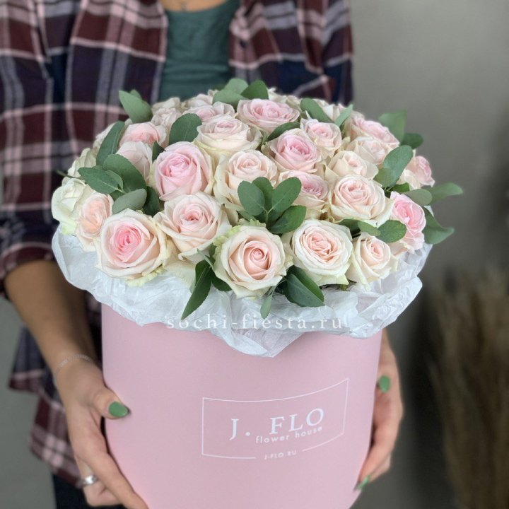 35 розовых роз в цилиндре в Череповеце