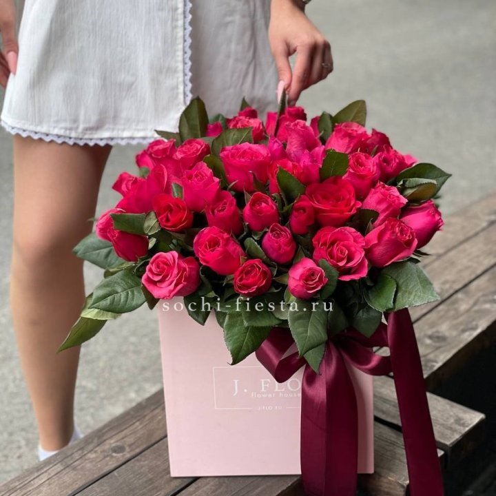 55 алых роз в кубе в Череповеце