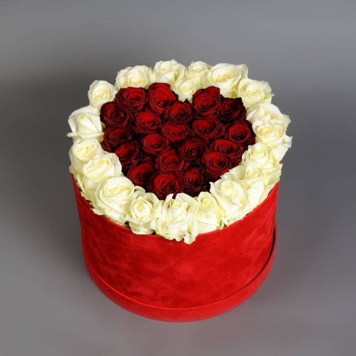 39 красных и белых роз в цилиндре в Череповеце