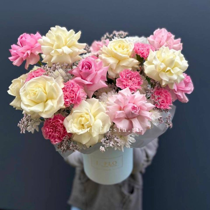 Коробка французских роз и диантусов "Бони" в Череповеце