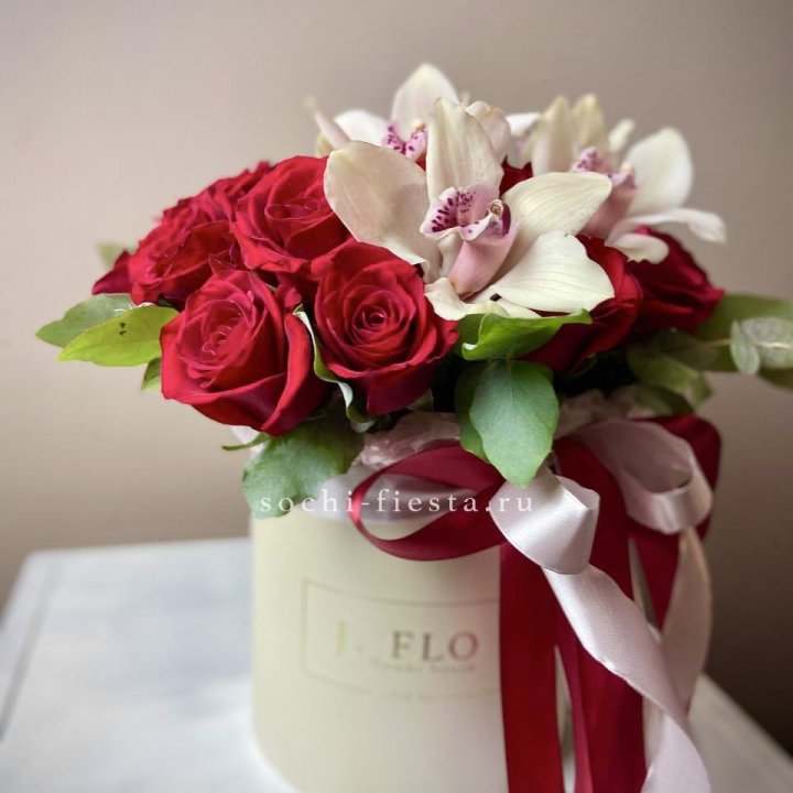 Розы и орхидеи в боксе в Череповеце