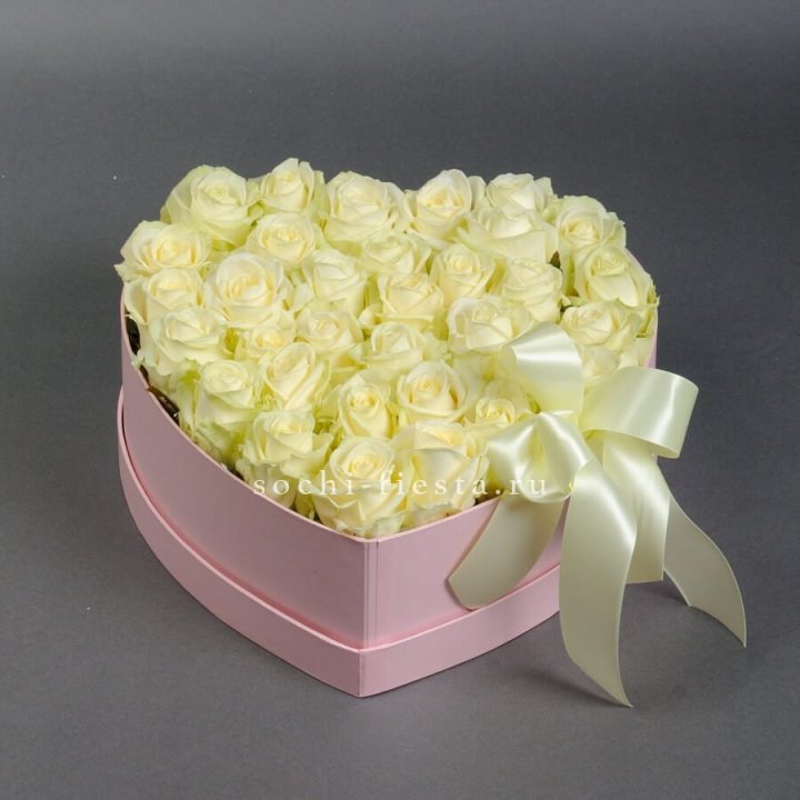 35 белых роз в коробке "Сердце" в Череповеце