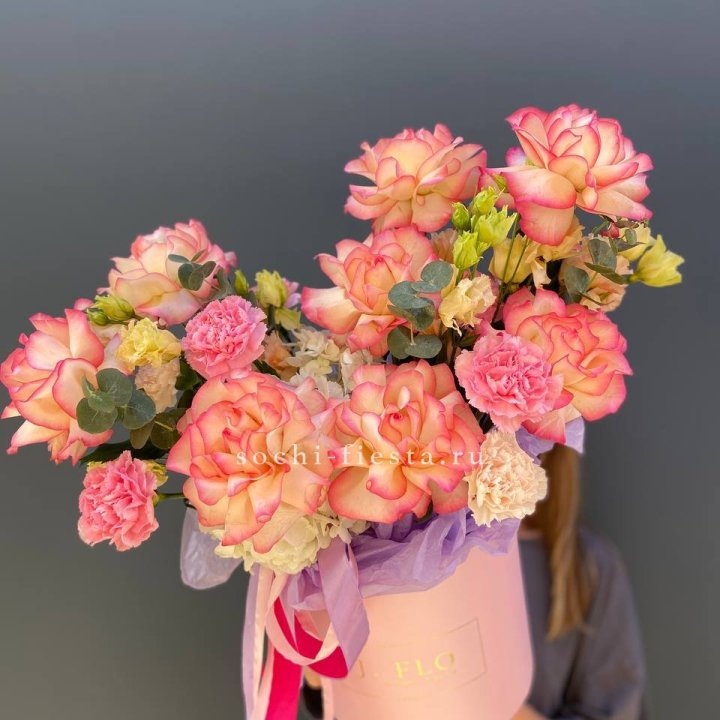 Бокс нежный с розами в Череповеце