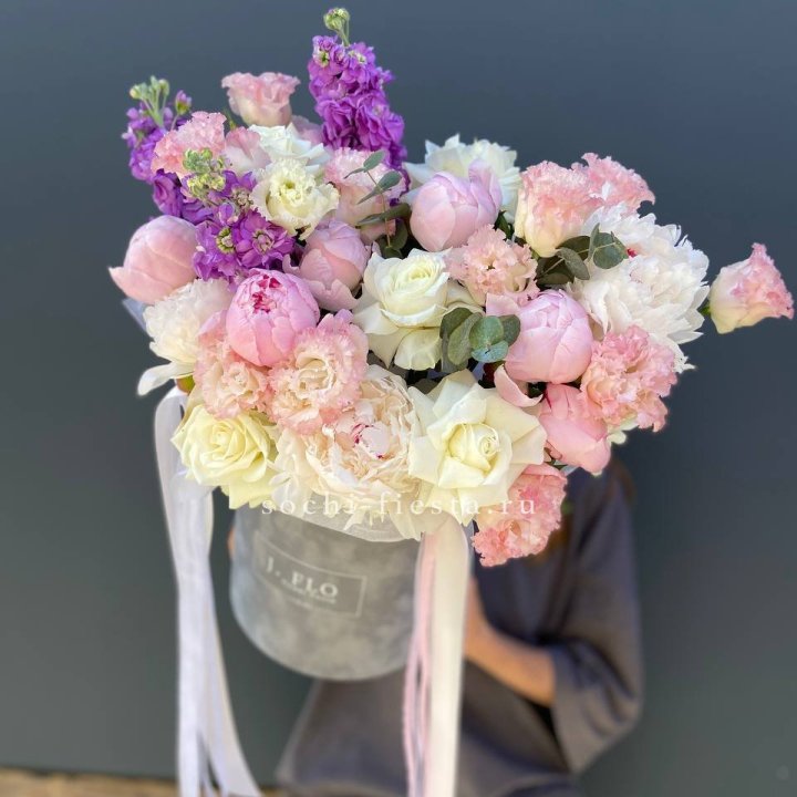 Дизайнерский цилиндр с пионами "Ривьера" в Череповеце