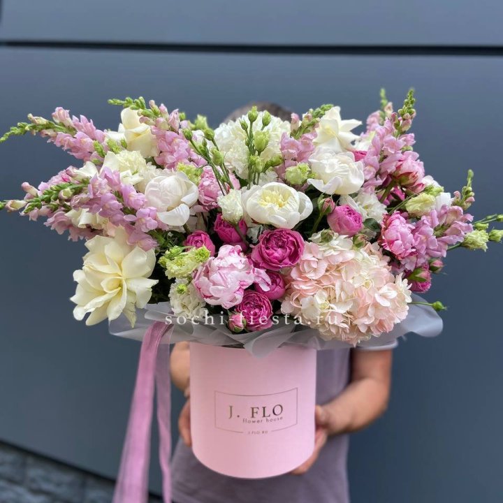 Дизайнерский цилиндр с пионами "Саманта" в Череповеце