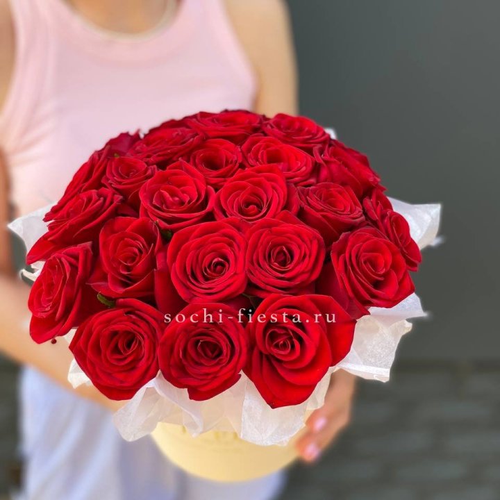 Красные розы в цилиндре в Череповеце