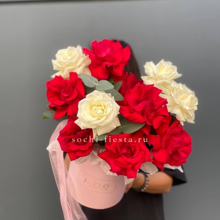 13 Французских роз в боксе в Череповеце