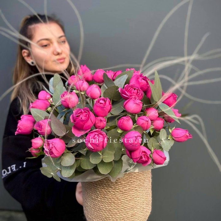 Пионовидные розы Мисти Бабблс в джутовом кашпо в Череповеце