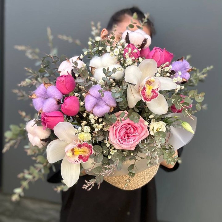 Орхидея и розы в джутовом кашпо в Череповеце