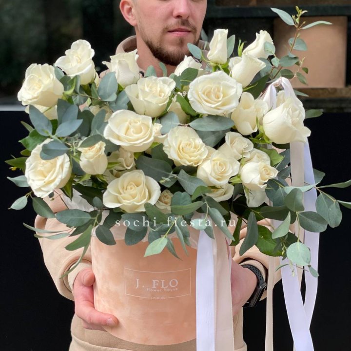 41 белая роз в бархатном боксе в Череповеце