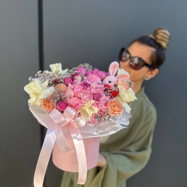 Дизайнерский цилиндр с игрушкой "Лола" в Череповеце