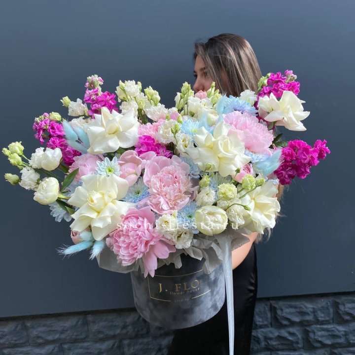 Дизайнерский цилиндр "Пионы гарден" в Череповеце