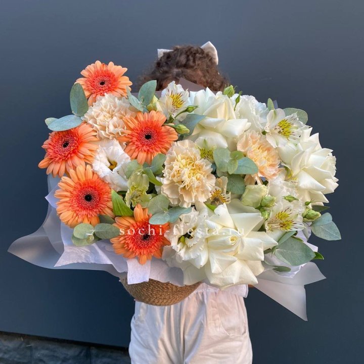 Розы и герберы в джутовом кашпо "Георгино" в Череповеце