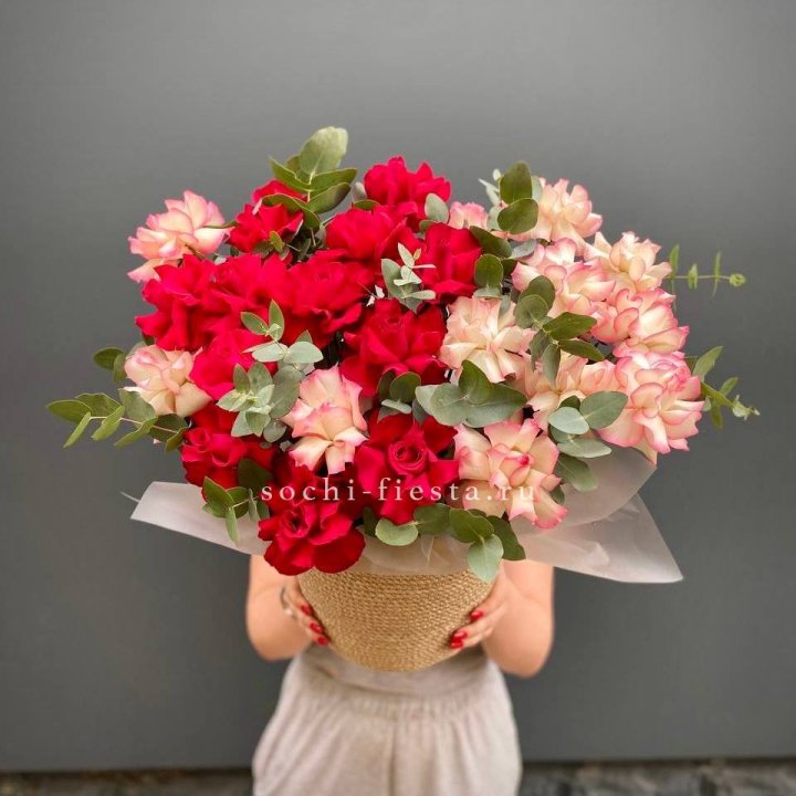 25 Французских роз в джутовом кашпо  в Череповеце