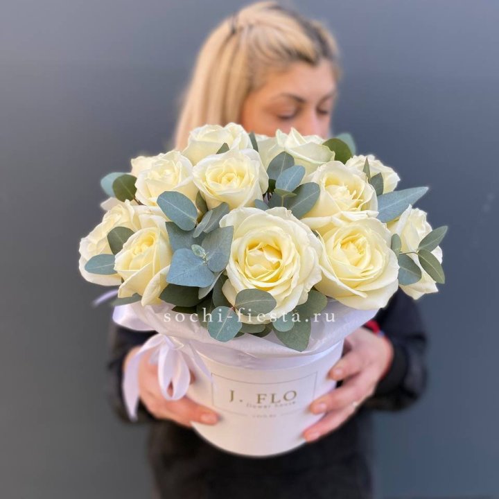 15 белых роз в боксе в Череповеце