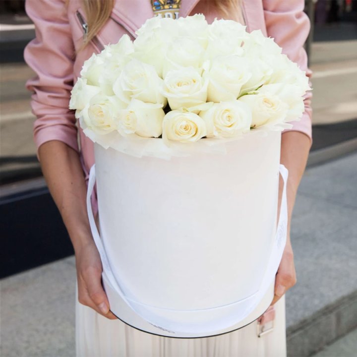 35 белых роз в цилиндре в Череповеце