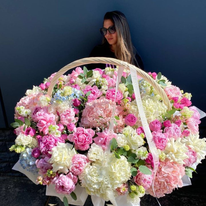 Цветочная корзина из пионов и пионовидных роз "Перфекте" в Череповеце