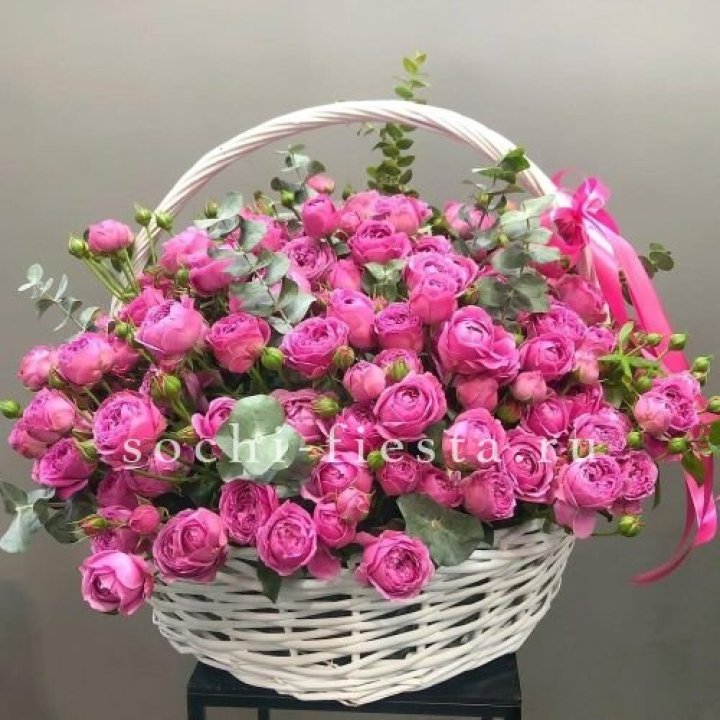 65 пионовидных кустовых роз в корзине в Череповеце