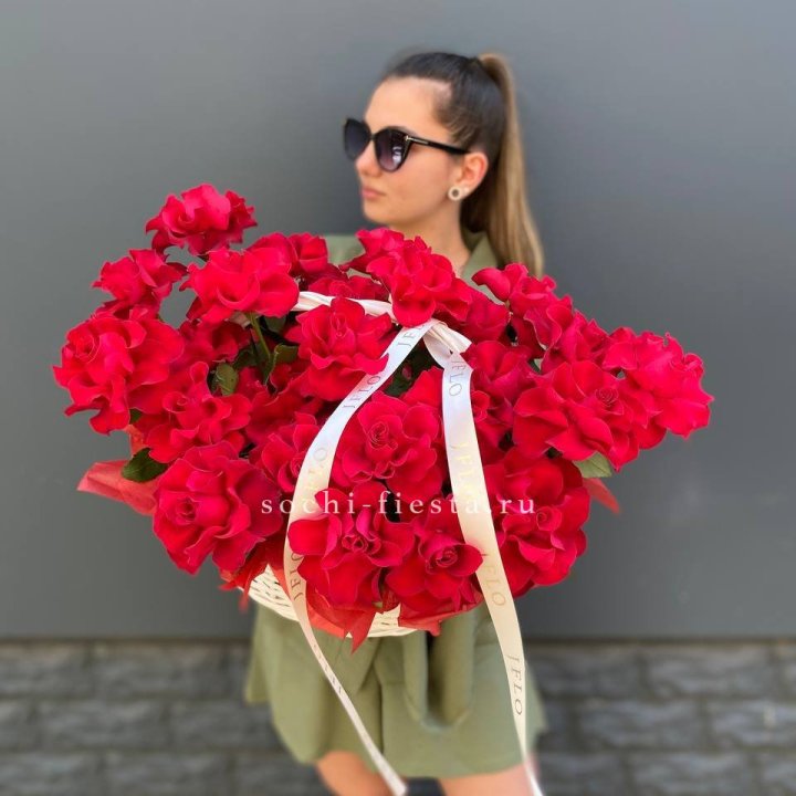 Красные французские розы в корзине в Череповеце