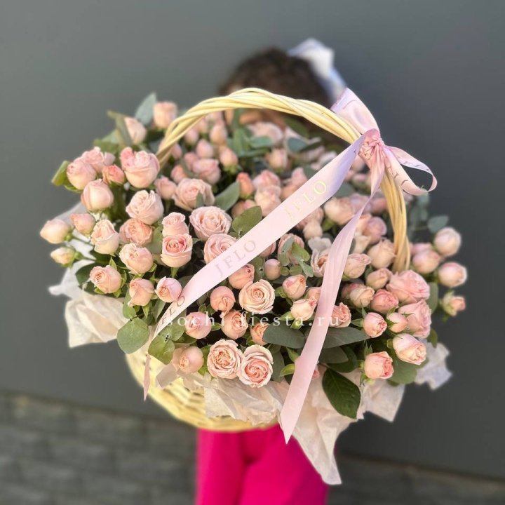 Корзина кустовых пионовидных роз в Череповеце