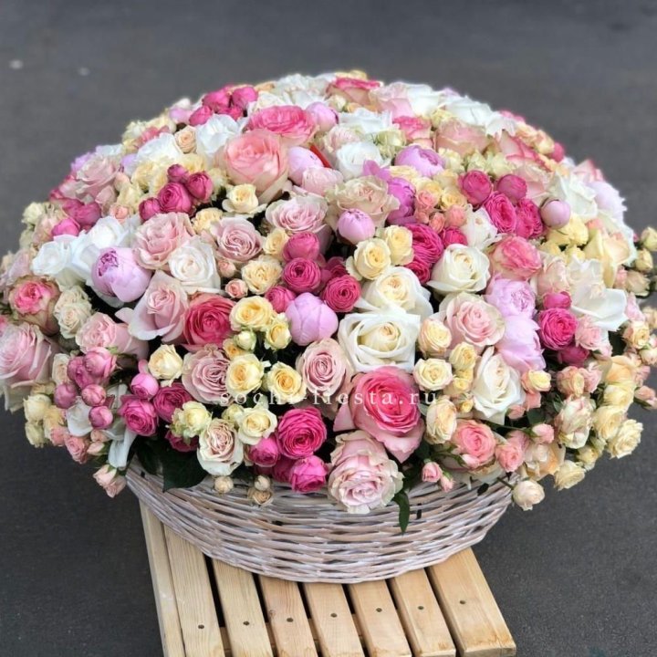 Цветочная корзина из пионов и пионовидных роз "Юниверсити" в Череповеце