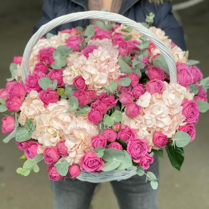Корзина с гортензией и Мисти Баблс в Череповеце