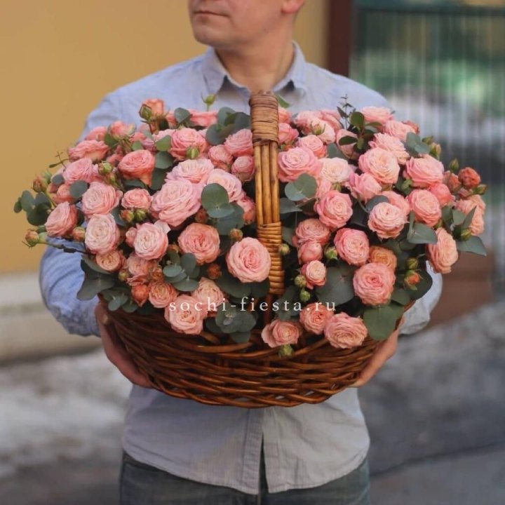 Корзина из 101 пионовидной розы в Череповеце