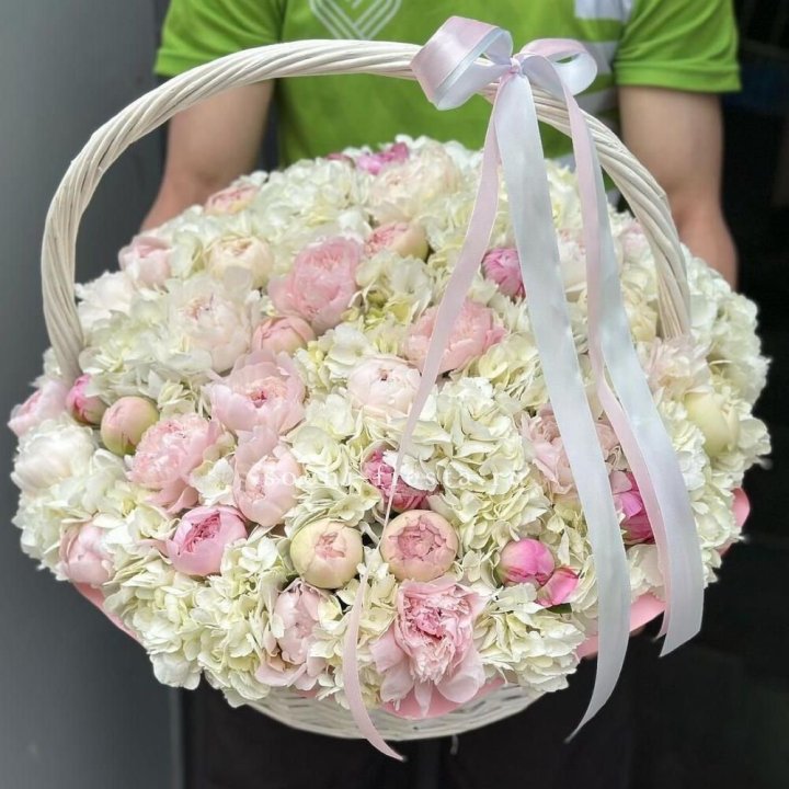 Премиум корзина гортензий и пионов в Череповеце