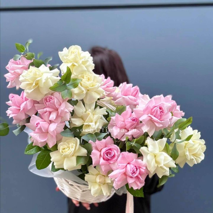 25 Французских роз в корзине в Череповеце