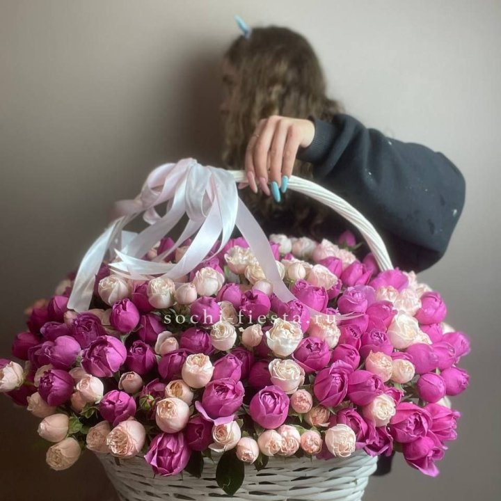 Премиум корзина пионовидных кустовых роз в Череповеце