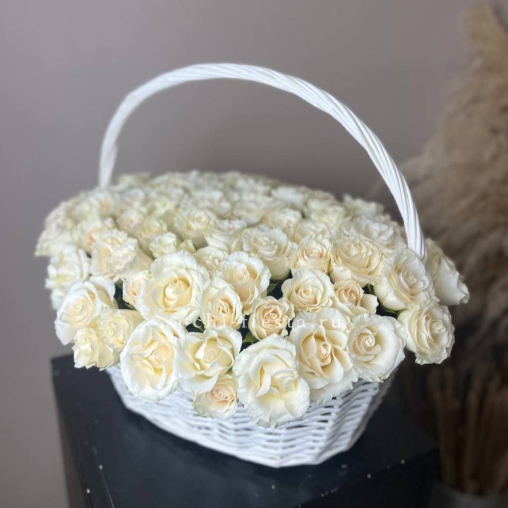 101 белая роза в корзине в Череповеце