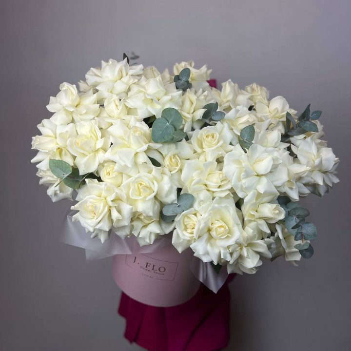 37 белых роз в боксе в Череповеце