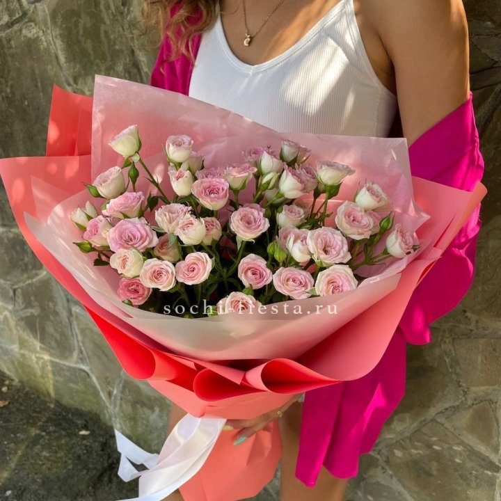 Розовые кустовые розы в Череповеце