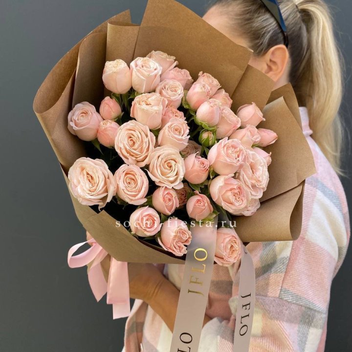 Кустовые розы Бомбастик в крафте в Череповеце