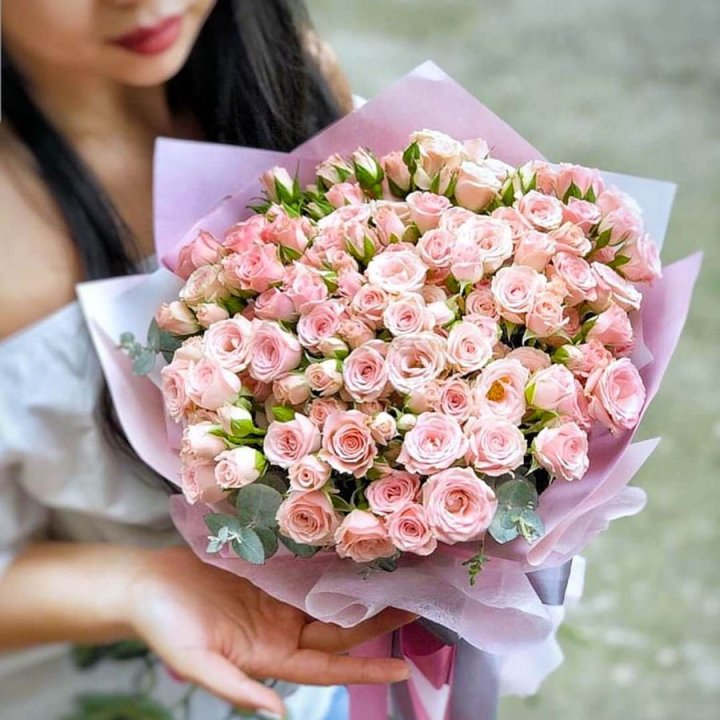 Кустовые розы с эвкалиптом в Череповеце