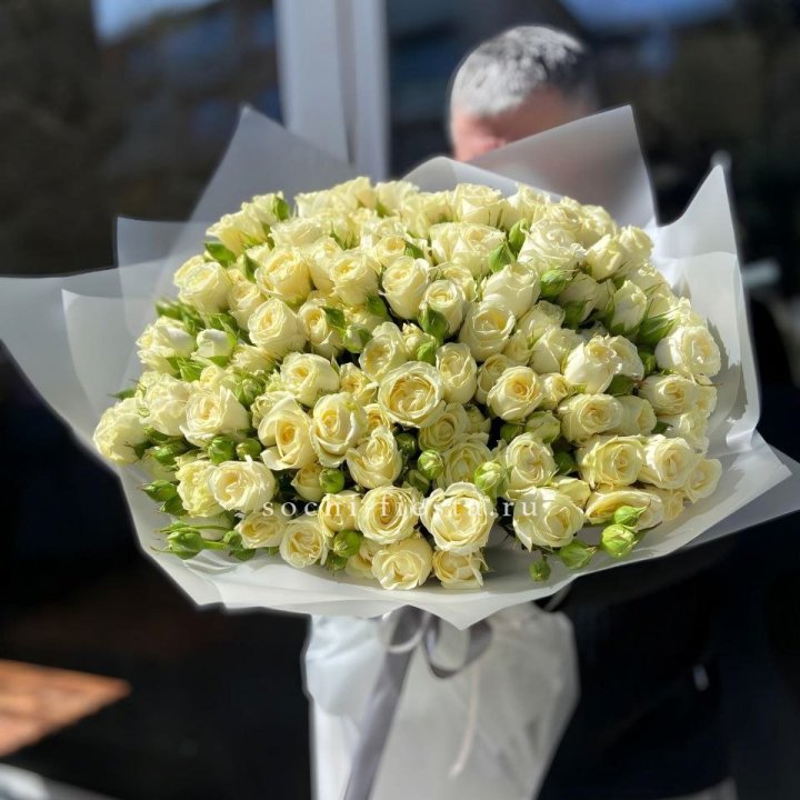 Белые кустовые розы 31 шт в Череповеце