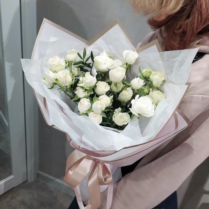 Белоснежные кустовые розы в Череповеце