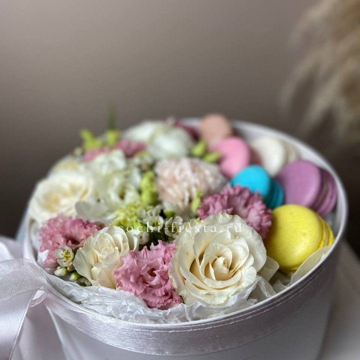 Цветы в цилиндре с макаронс "Прованс" в Череповеце
