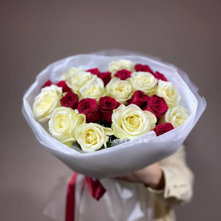 Букет их красных и белых 25 роз в Череповеце