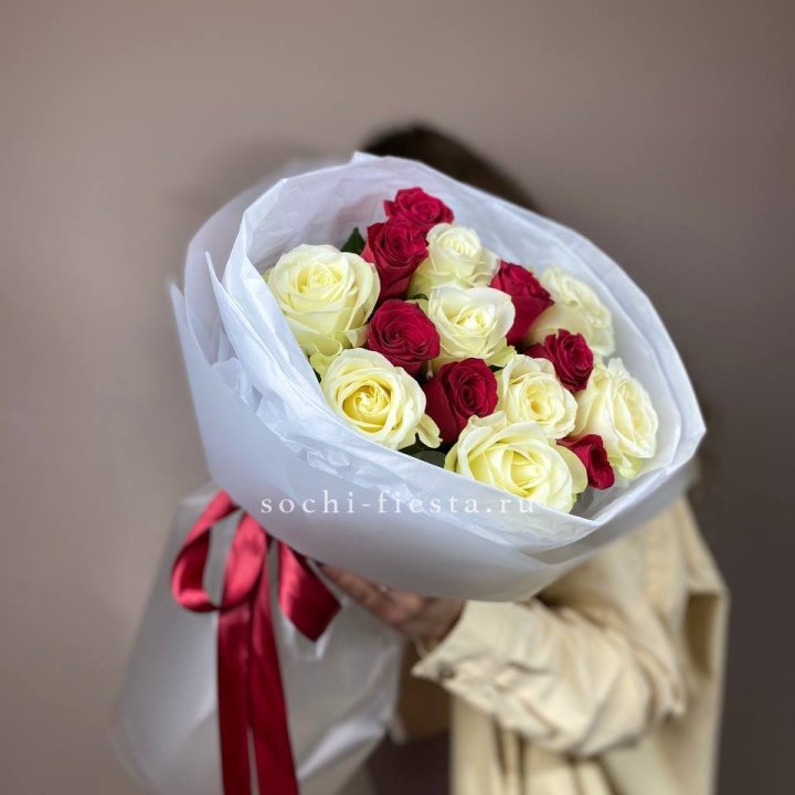 Букет из красных белых 15 роз в Череповеце