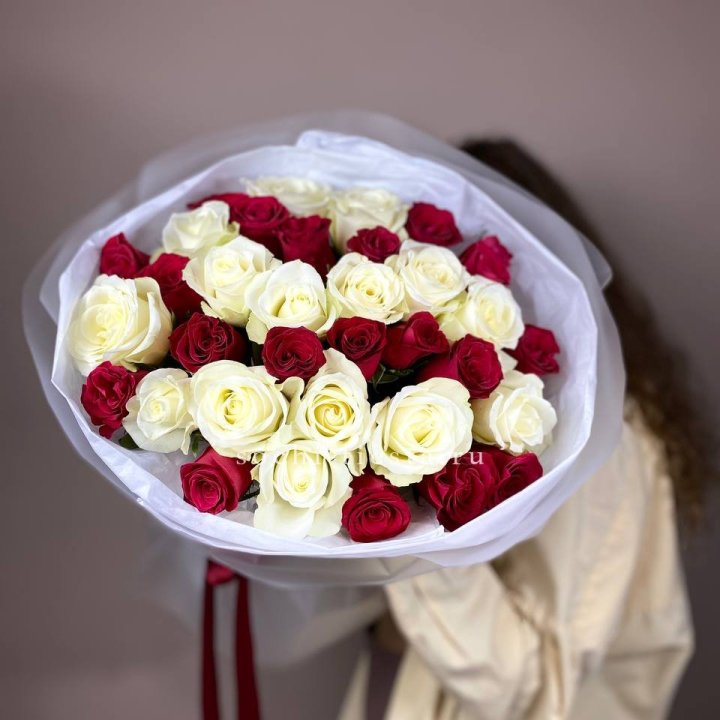 Букет из красных белых 35 роз в Череповеце