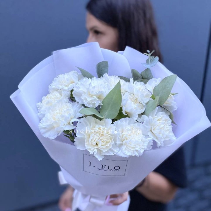 Букет белых диантусов с эвкалиптом в Череповеце