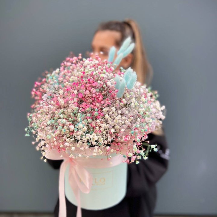 9 Радужных гипсофилы в шляпной коробке в Череповеце