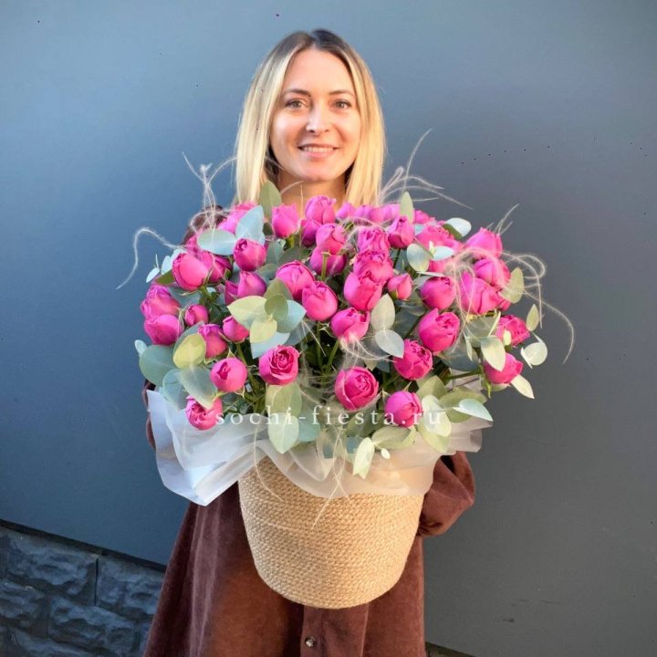 Пионовидные розы  в джутовом кашпо  в Череповеце