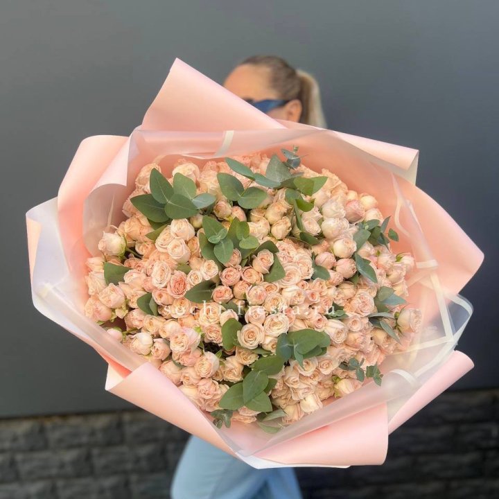 101 кустовая роза с эвкалиптом в Череповеце