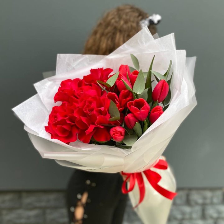 Дуо тюльпаны и розы в Череповеце