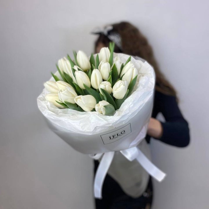  19 белых воздушных тюльпанов в Череповеце