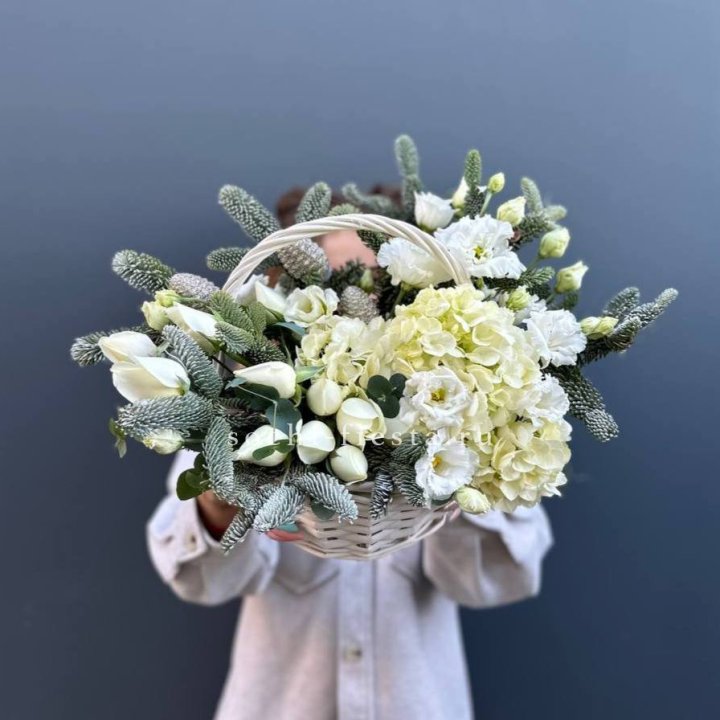 Новогодняя корзина с цветами в Череповеце