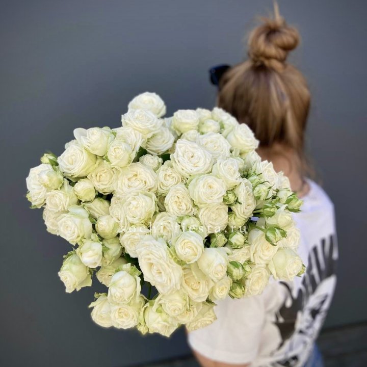 Охапка кустовых роз бомбастик  в Череповеце