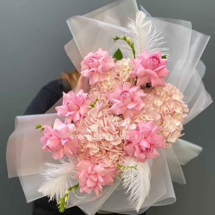  Букет  из гортензий и розовых роз в Череповеце
